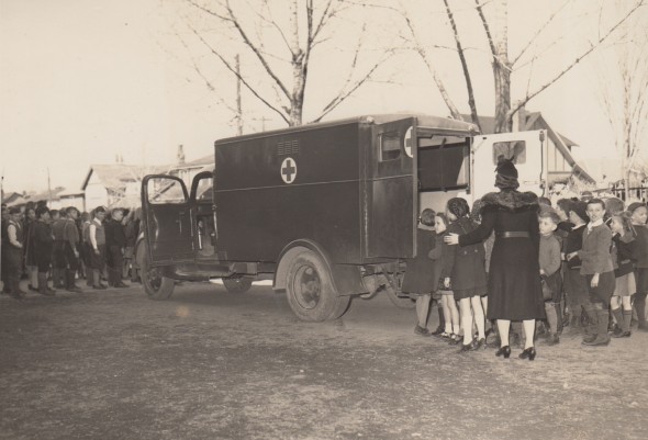 Miss Mackenzie's class looking at the ambulance on April 9, 1941.