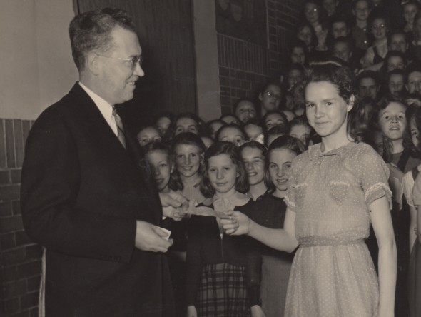 Mr. J. Hunter receiving cheque for $50 from Gwen Hachieon for war effort.